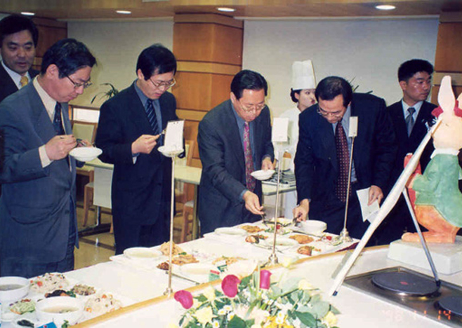 1998년 제 1기 유통사업부 신입사원 작품발표회 심사 모습