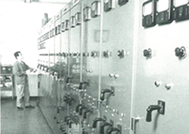 1970 삼성빌딩 기계실 내부. 체크리스트를 들고 기계를 점검하고 있는 빌딩 관리요원