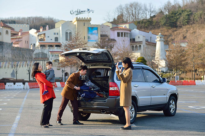 유아를 동반하고 에버랜드를 방문한 손님이 '발레파킹 서비스'를 이용하는 모습 사진2