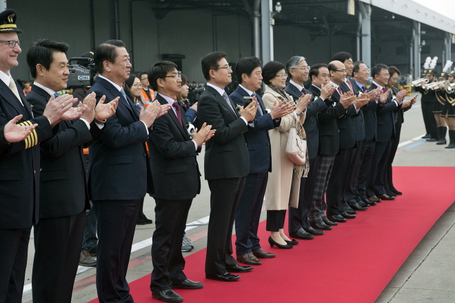입국환영행사에 참석한 VIP모습(왼쪽에서 다섯번째 삼성물산 김봉영 사장)